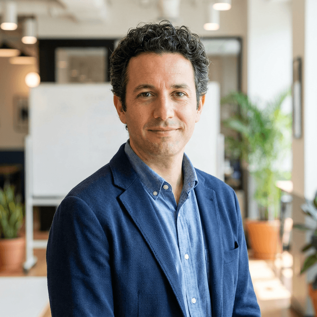 Headshot of Enrique Cañete, digital marketing director at NUVIALLE LLC